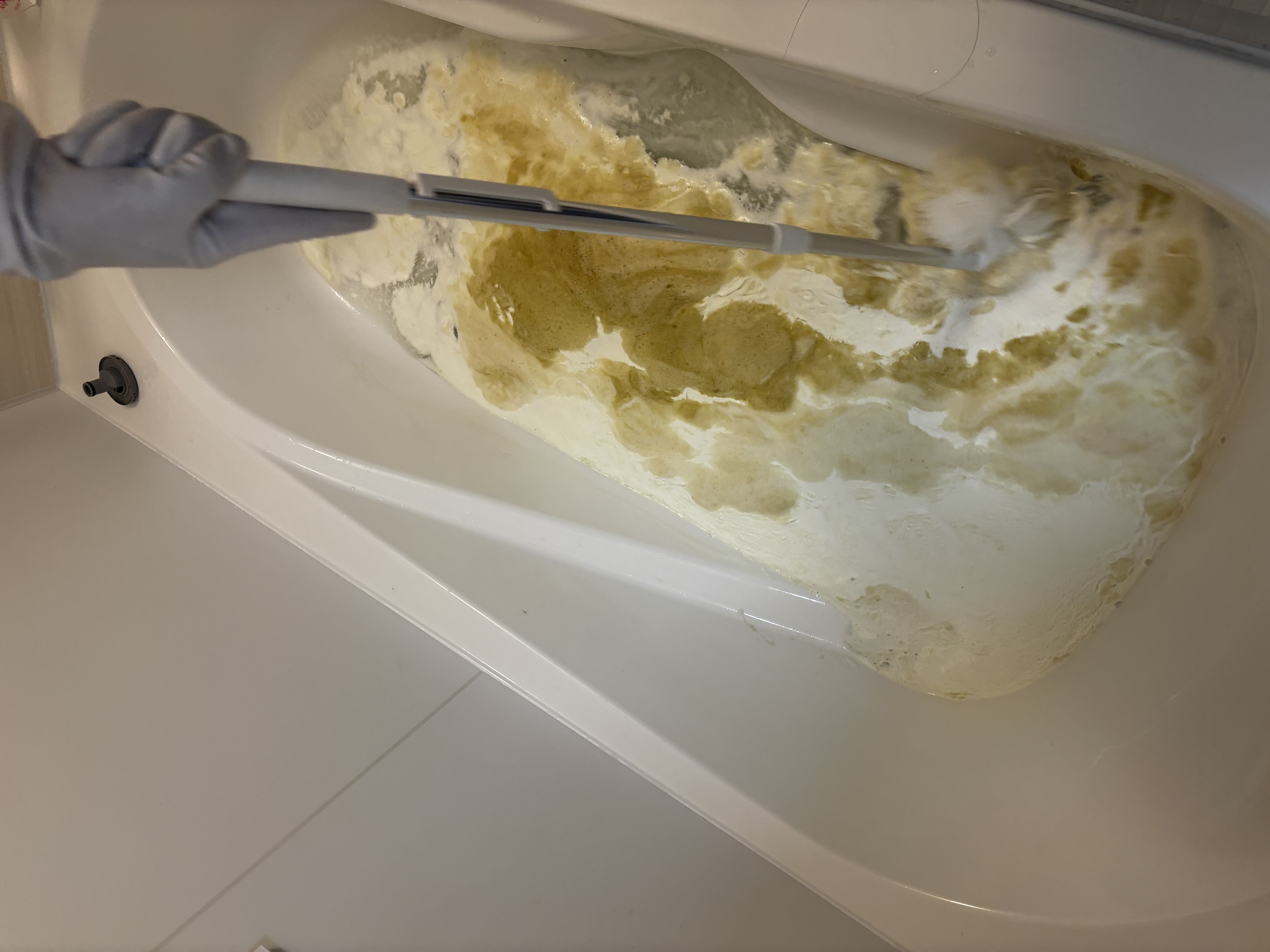 黒い汚れの正体を知り、清潔な浴室に！