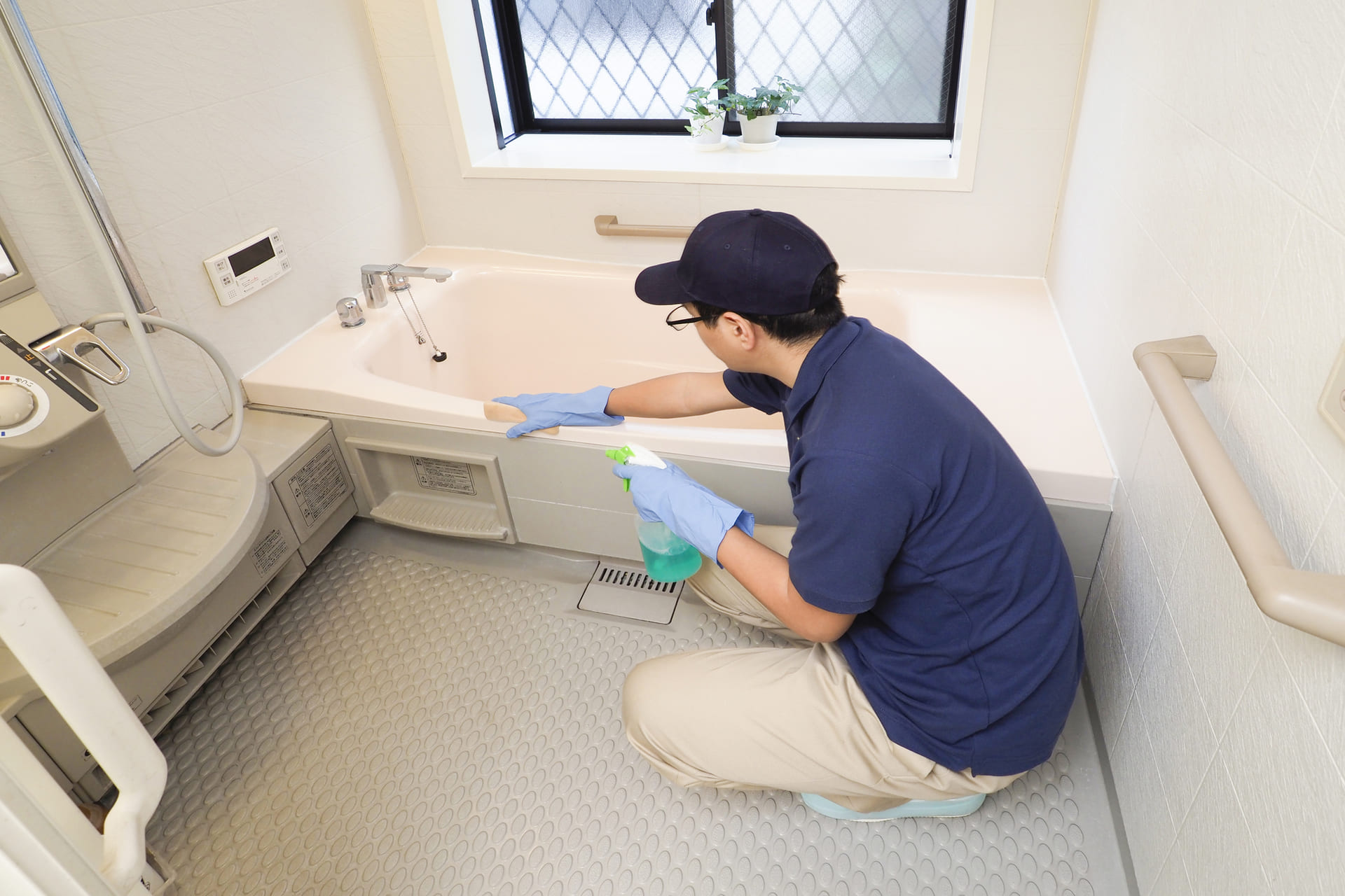 浴室や換気扇もプロの技術で徹底的に清掃して快適な住環境を取り戻します